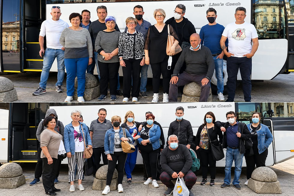 Gruppo del viaggio dentale organizzato da Viaggi Dentali Croazia accanto al pullman