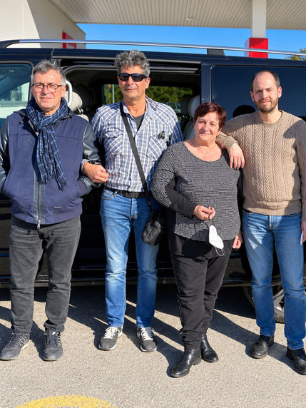 Viaggio dentale in Croazia: pazienti italiani davanti al pullman organizzato