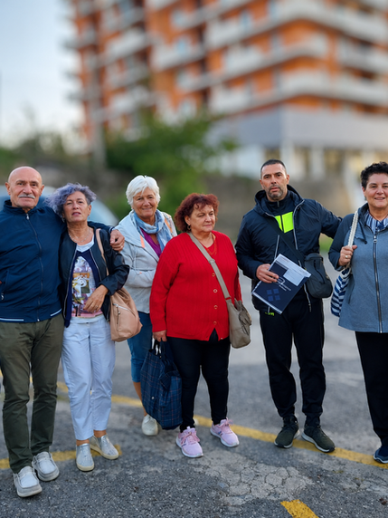 Gruppo di pazienti italiani davanti al pullman gratuito per la clinica dentale di Fiume
