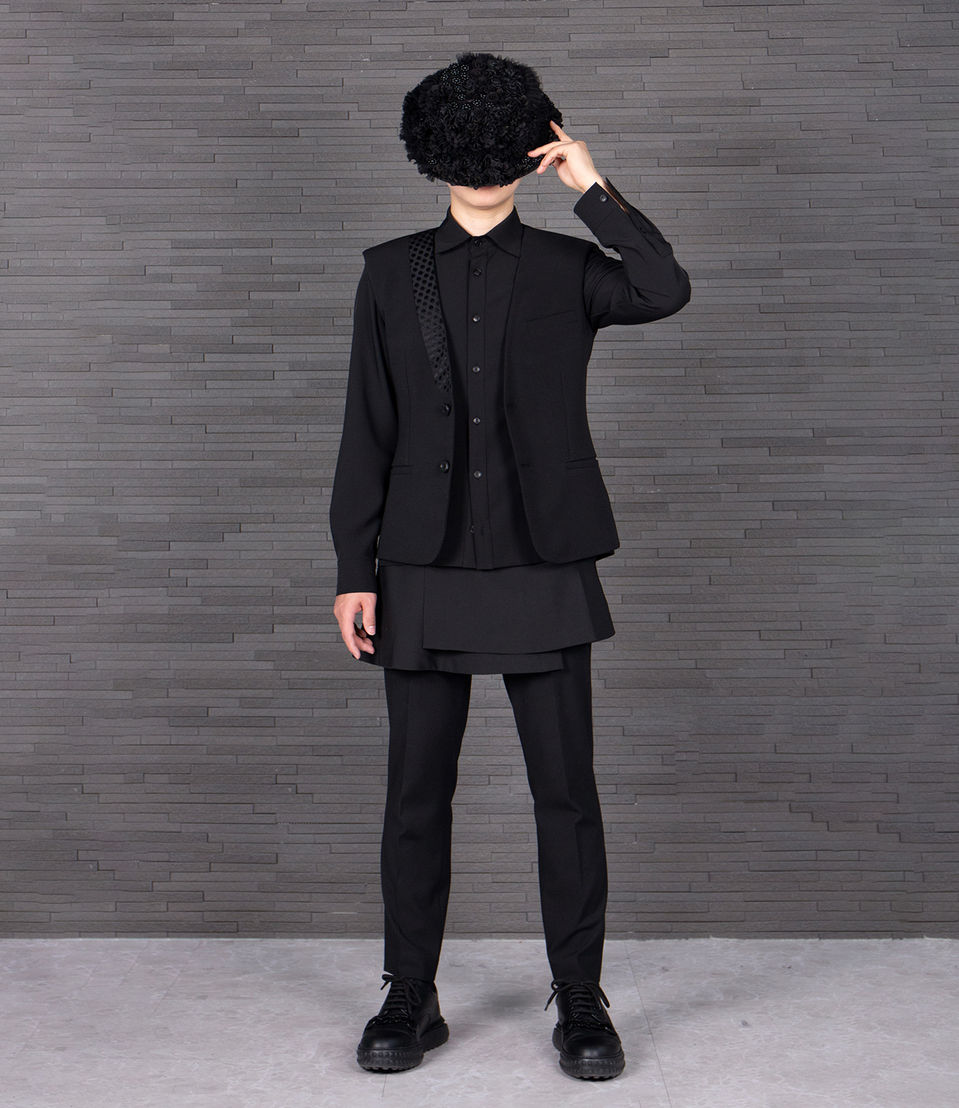 Layered and minimal black set no.21