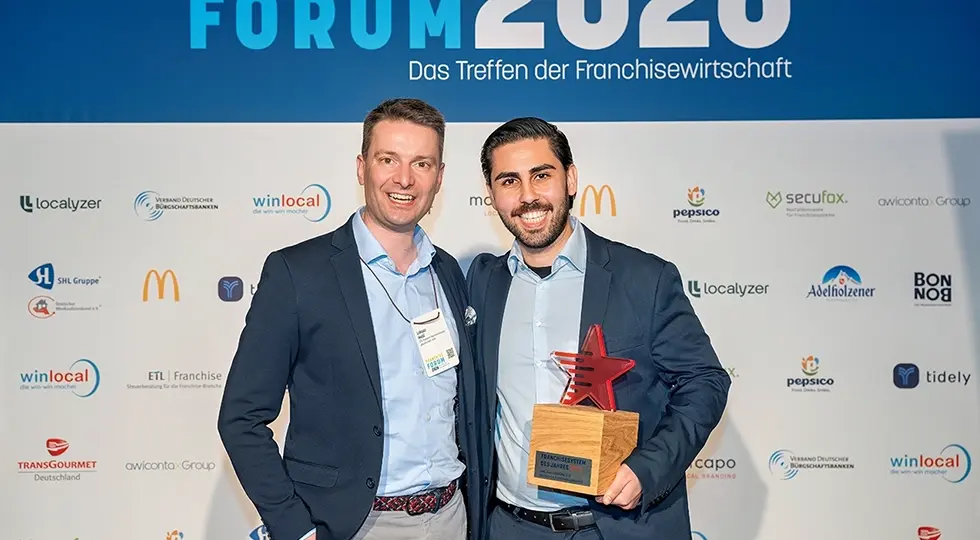Okan Elibol, Geschäftsführer der Eli die Fee Franchise GmbH freut sich gemeinsam mit Lukasz Mehl, der in diesem Jahr der unabhängigen Jury angehörte.