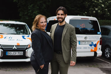 Filiz und Okan Elibol vor dem Fuhrpark von Eli die Fee