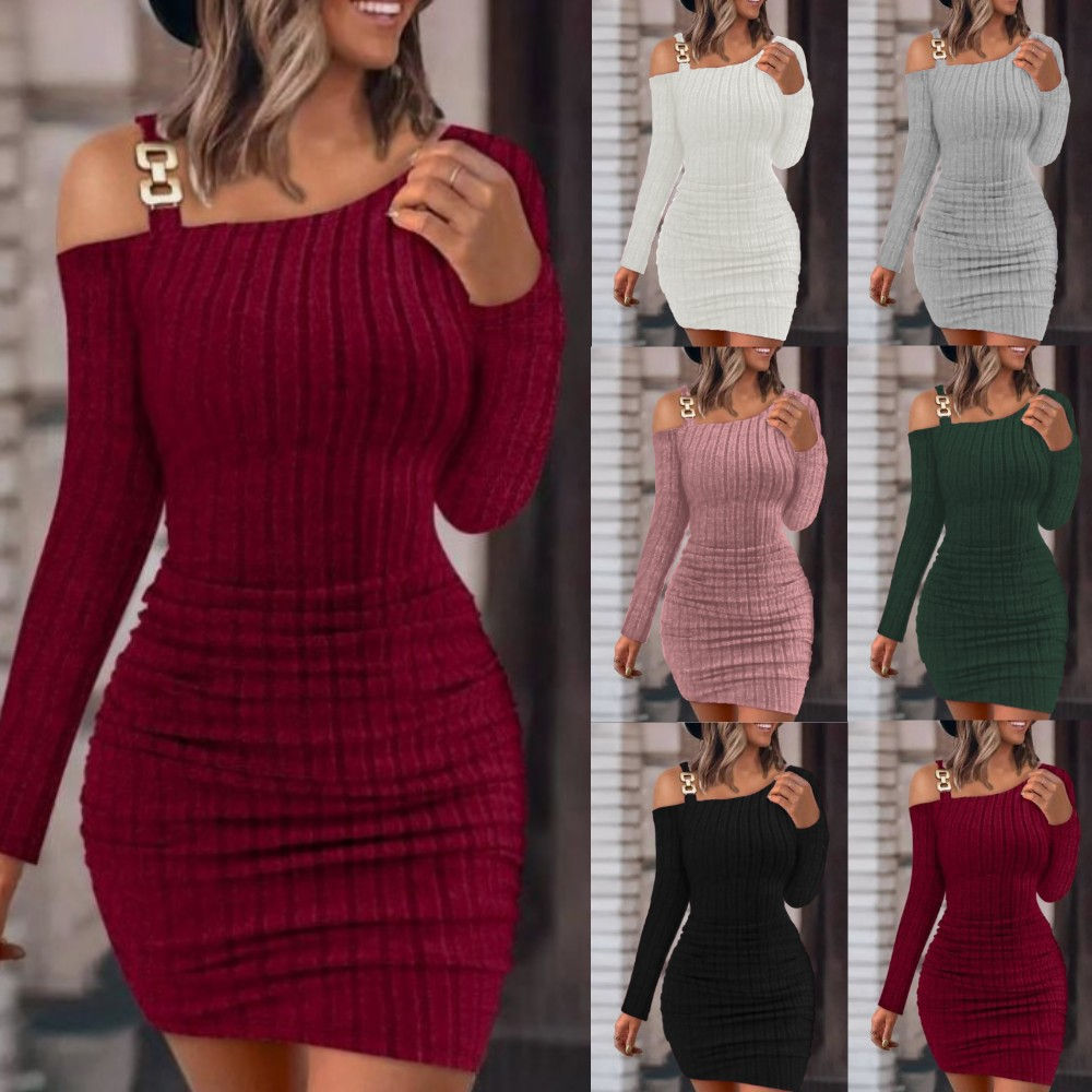 Vestido ajustado de manga larga con hebilla metálica y color liso