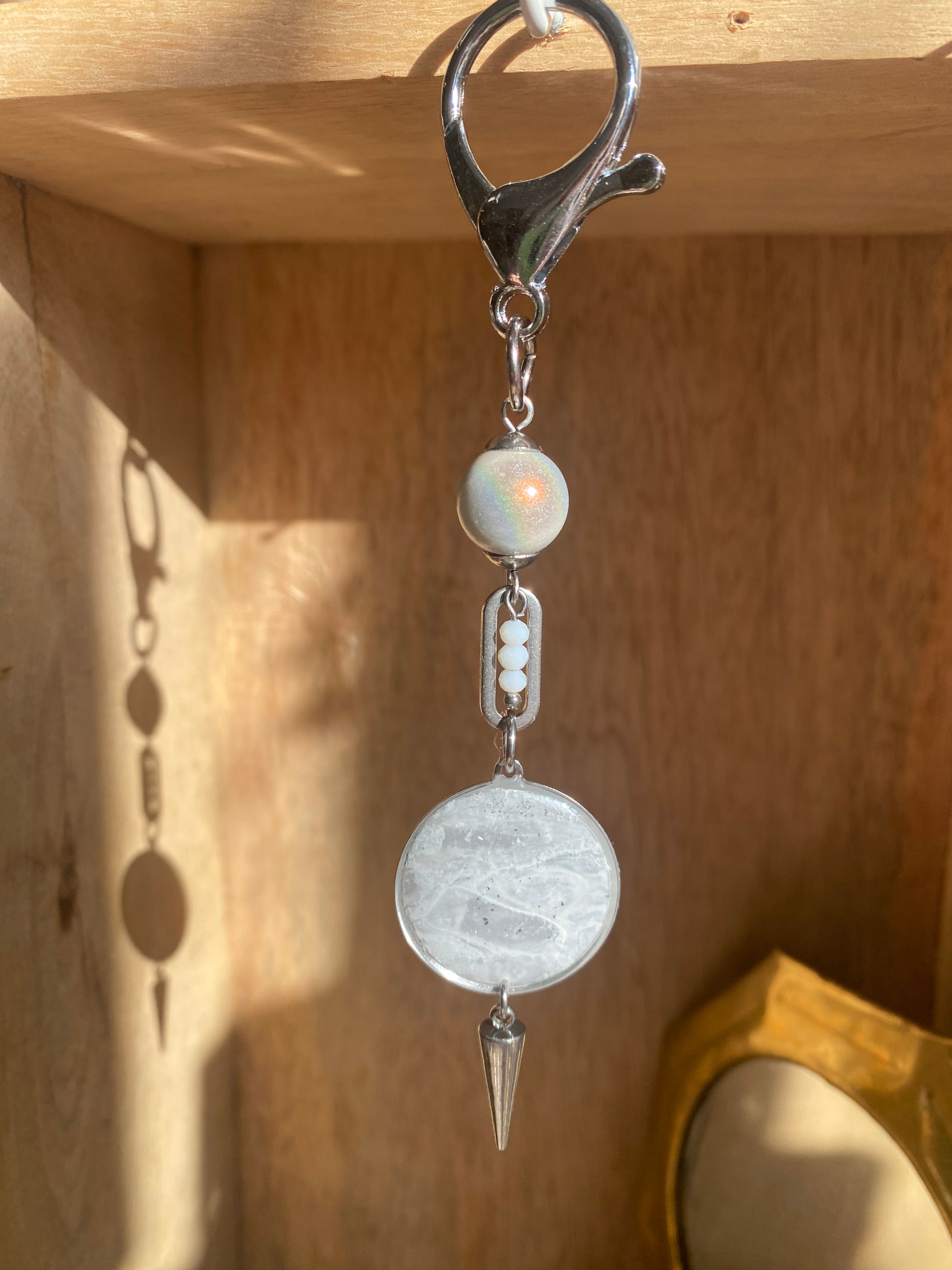 Porte-clés Osmoz – Bijou de sac artisanal blanc et argenté 