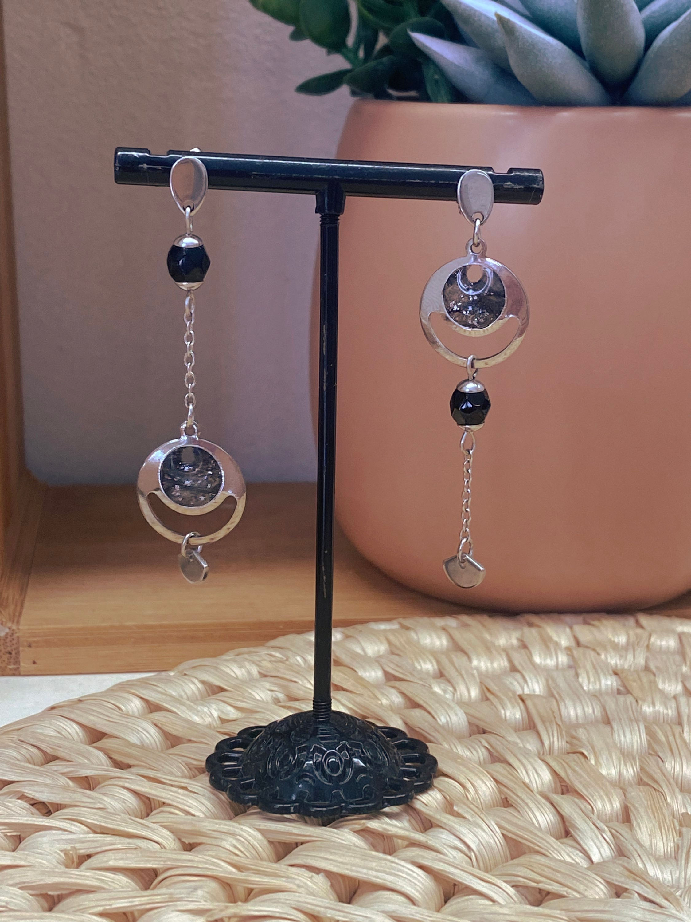 Boucles d'oreilles Osmoz asymétriques artisanales en acier inoxydable et noir