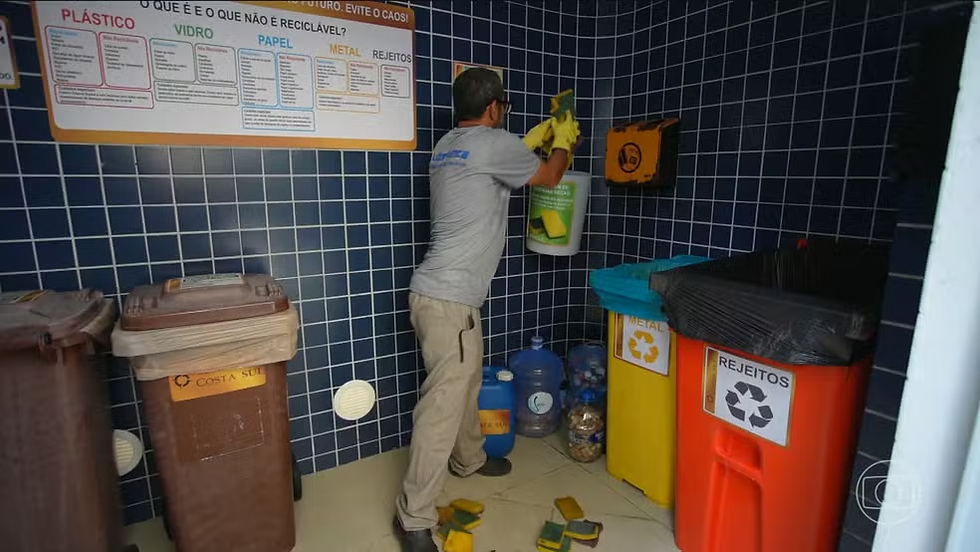 Lixeira de condomínio e Florianópolis foi transformada em uma central de resíduos completa