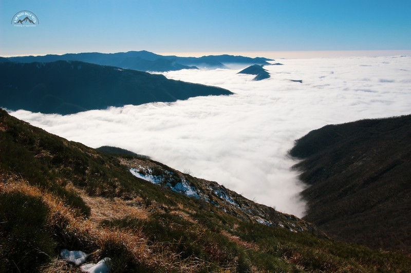La val Borbera sotto la nebbia