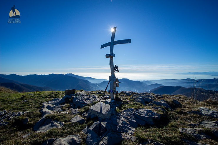 La caratteristica croce di vetta dell'Alpesisa