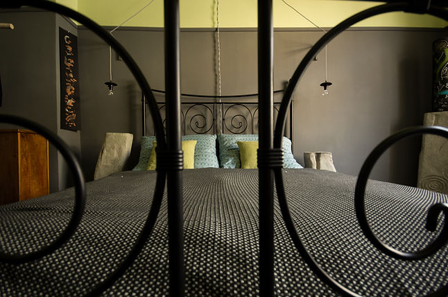 návrhy interiéru ložnice tmavá kovová postel