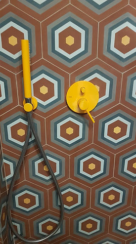 modrá koupelna blue bathroom cementová dlažba cement tiles eucastic žlutá sprcha yellow shower návrhy interiérů rabunadesign rekonstrukce hexagon