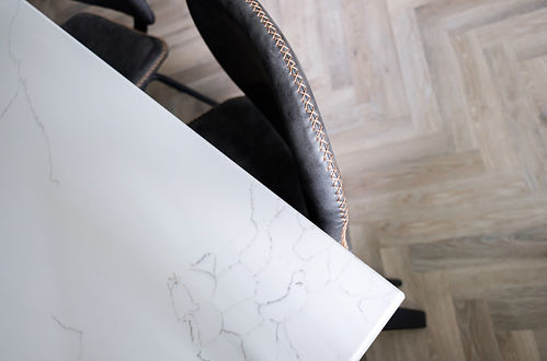 rabunadesign návrhy interiéru rekonstrukce kuchyně panelák jídelní stůl knihovna zlatý lustr moderní parkety sleek extravagant brass pendant light technistone marble