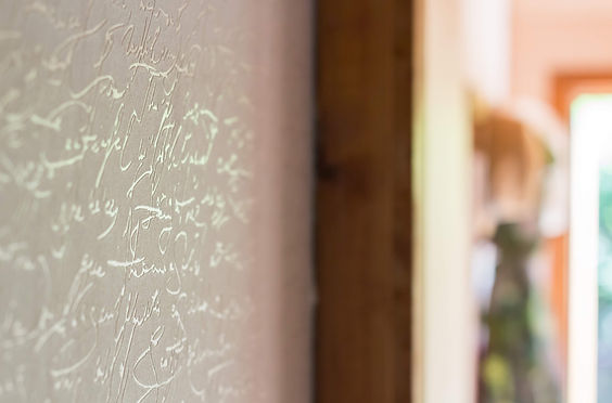 návrhy interiéru bílá tapeta písmo