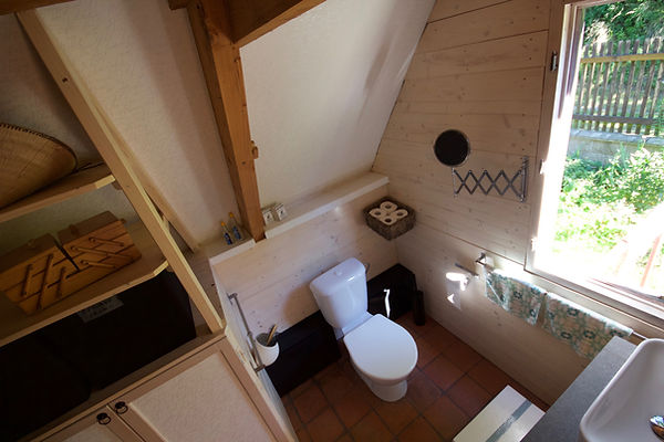 návrhy interiéru RabunaDesign dřevěná chata koupelna cihlová dlažba toaleta wc venkovský venkov rustikální
