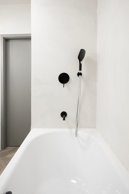 rabunadesign návrhy interiéru rekonstrukce koupelna panelák bathroom černobílá black and white moderní parkety sleek drop pendant light svitidlo černá baterie