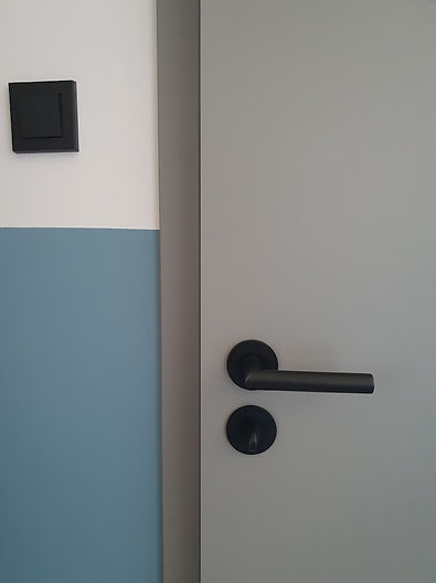 rabunadesign rekonstrukce panelák návrhy interiéru dětský pokoj klika dveře modrá