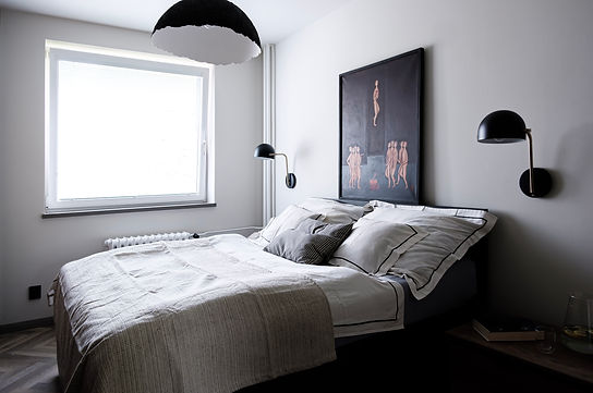 rabunadesign rekonstrukce panelák návrhy interiéru ložnice černobílá obraz bedroom black and white painting black sconce černá lampička paper pendant light papírová lampa lustr