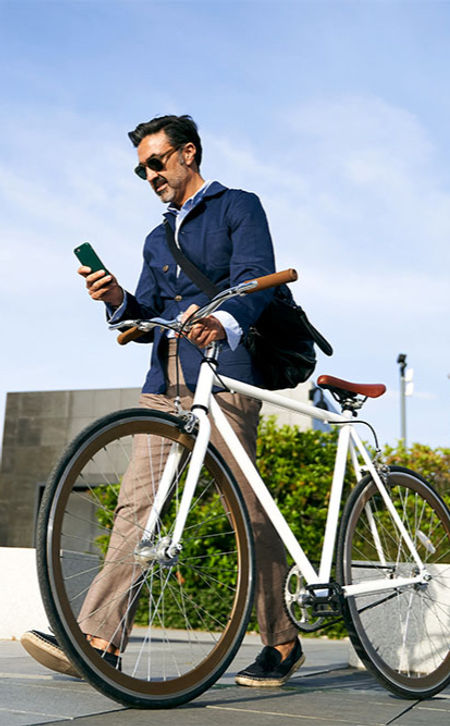 Mann mit Fahrrad hört Frequenzen am Handy