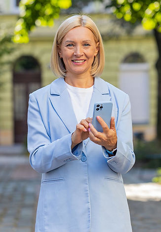 Frau hört Frequenzen am Handy