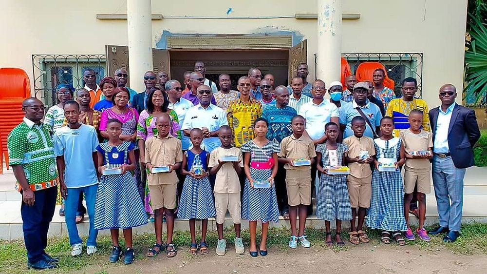 Distribution de kits scolaires par la Municipalité d'Aboisso