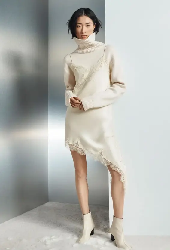 Une femme en robe coloris Cloud Dancer