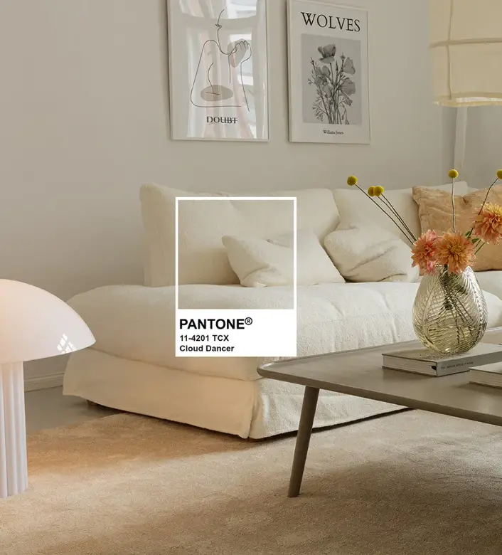 Un canapé coloris Cloud Dancer blanc cassé
