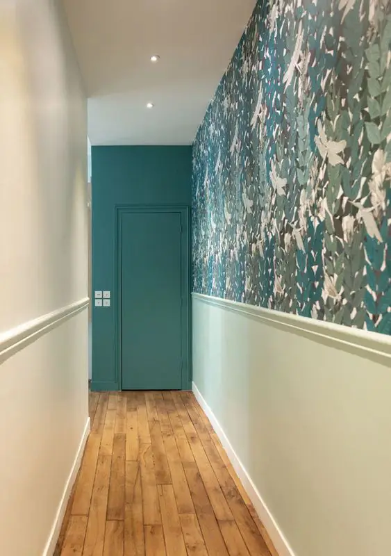 Un couloir avec un coloris Cloud Dancer vert d'eau