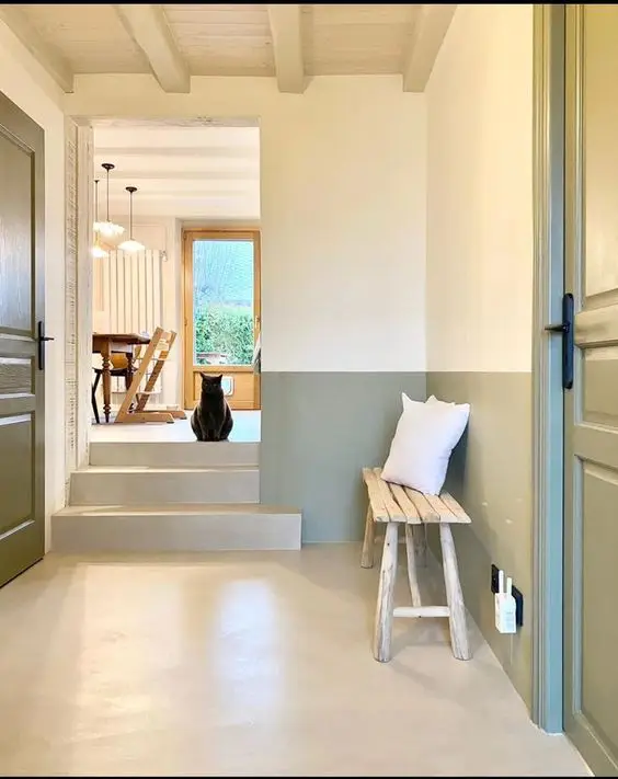 Une entrée avec un coloris Cloud Dancer gris pâle