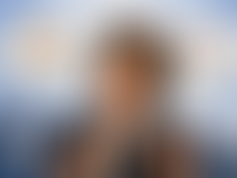 Die Illustration zeigt eine Frau, die mit einem Mikrofon eine Rede hält. Im Hintergrund sind der Deutsche Bundestag und der Eiffelturm zu sehen, die Deutschland und Frankreich symbolisieren. Über ihr befinden sich zwei Sprechblasen: links mit der deutschen Flagge und dem Begriff „Souveränität“, rechts mit der französischen Flagge und dem Begriff „Interoperabilität“. Das Bild verdeutlicht den Dialog zwischen den beiden Ländern über digitale Souveränität und grenzüberschreitende Zusammenarbeit.