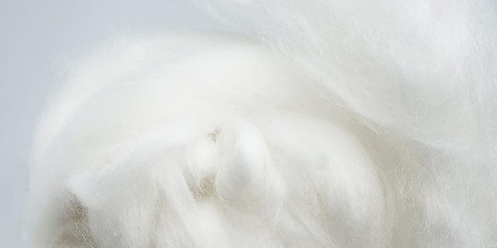 Fibras de cashmere em close, com aparência ultrafina e toque macio