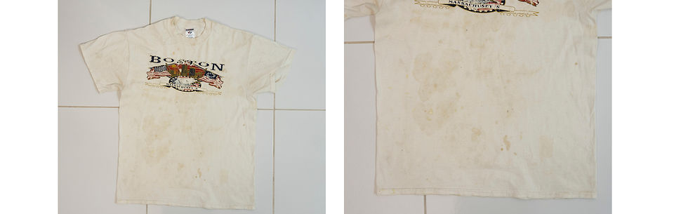 Camiseta branca vintage após lavagem na máquina com sabão e Vanish em pó. As manchas amareladas ainda estão visíveis, especialmente na parte inferior, com leve clareamento em algumas áreas.