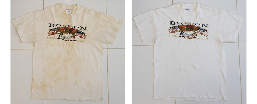 Comparação lado a lado de uma camiseta branca vintage com estampa de Boston: à esquerda, a peça antes do processo, extremamente encardida e manchada; à direita, a mesma camiseta após a recuperação, visivelmente mais limpa e clara.