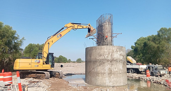 lanzado de cimiento en puente