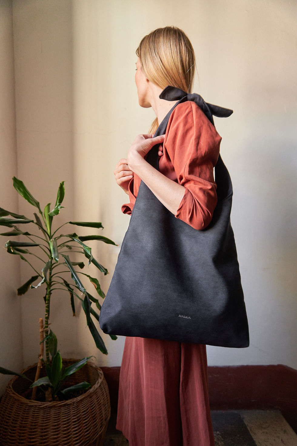 Thumbnail: Shopper bag Moon in vegan suede - Black