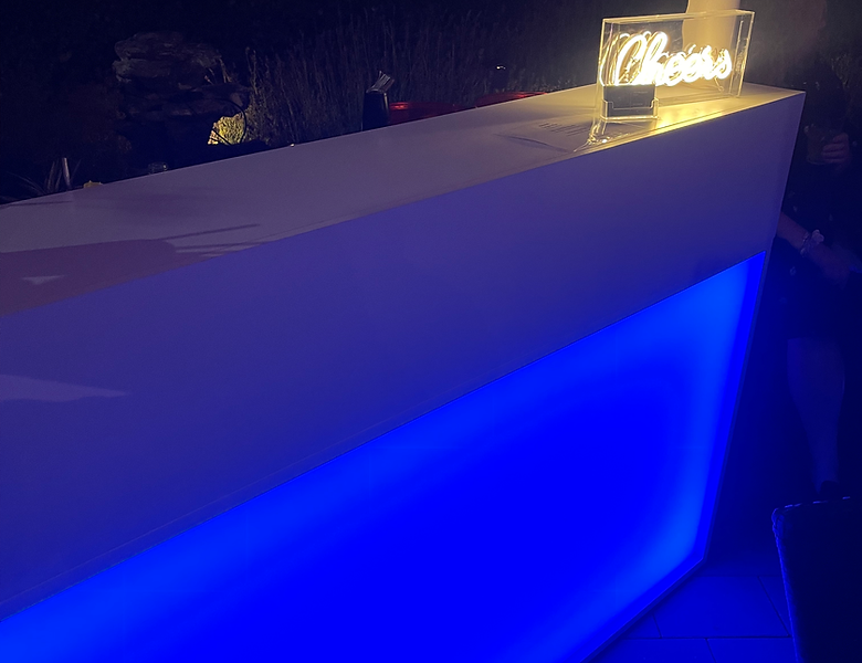 Weiße Bar beleuchtet 