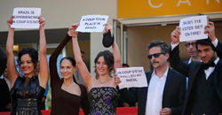 17mai2016---equipe-do-filme-brasileiro-aquarius-que-disputa-a-palma-de-ouro-em-cannes-protesta-conta