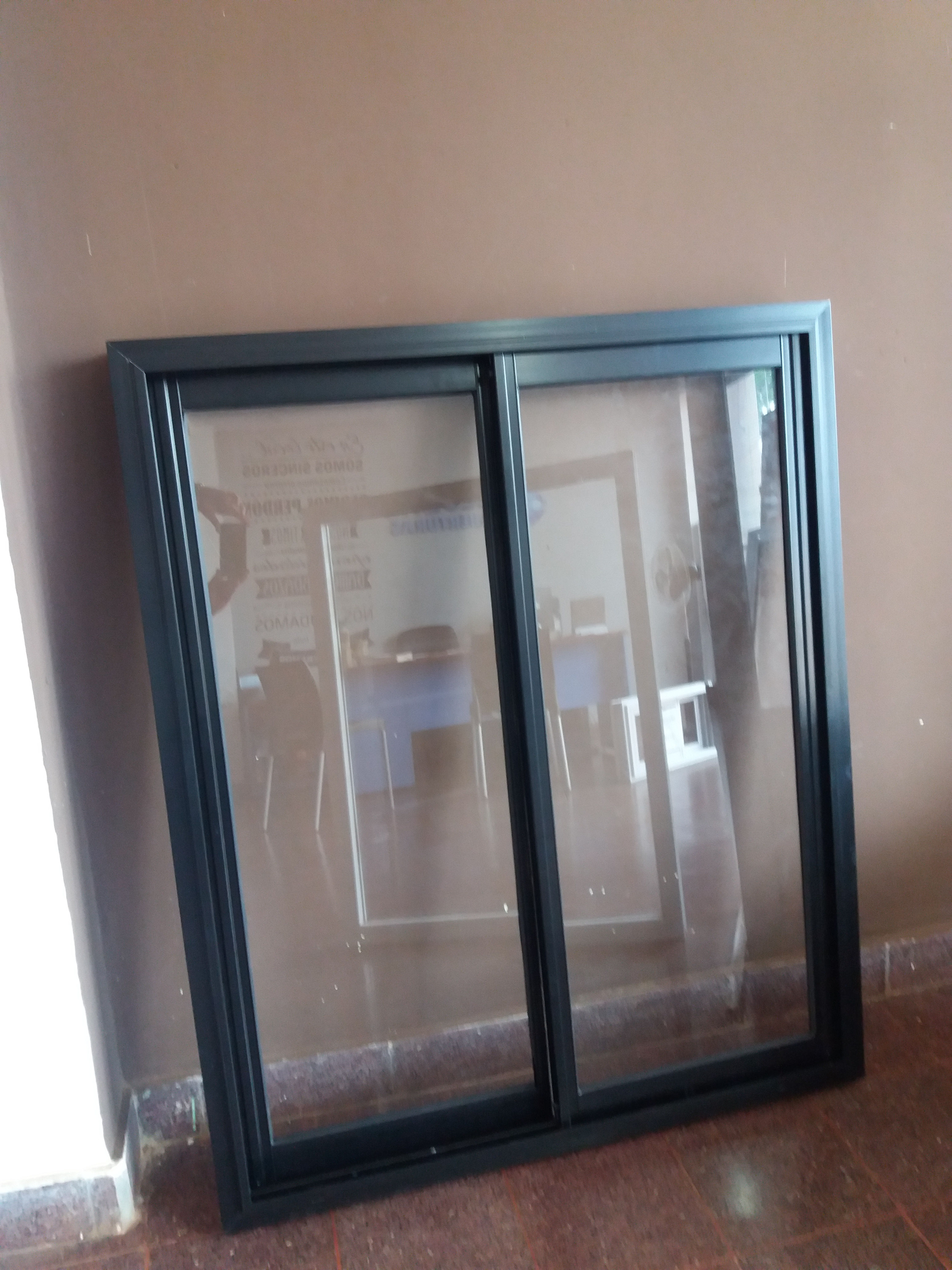 Ventana de 1.0 x 1.0 Cm Negro semi mate.