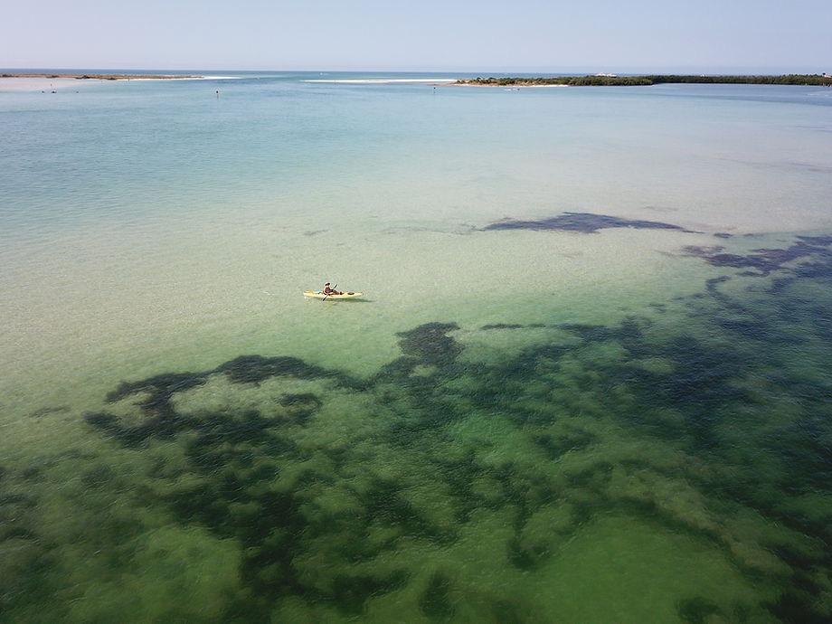 Kajakfahren auf klarem Wasser