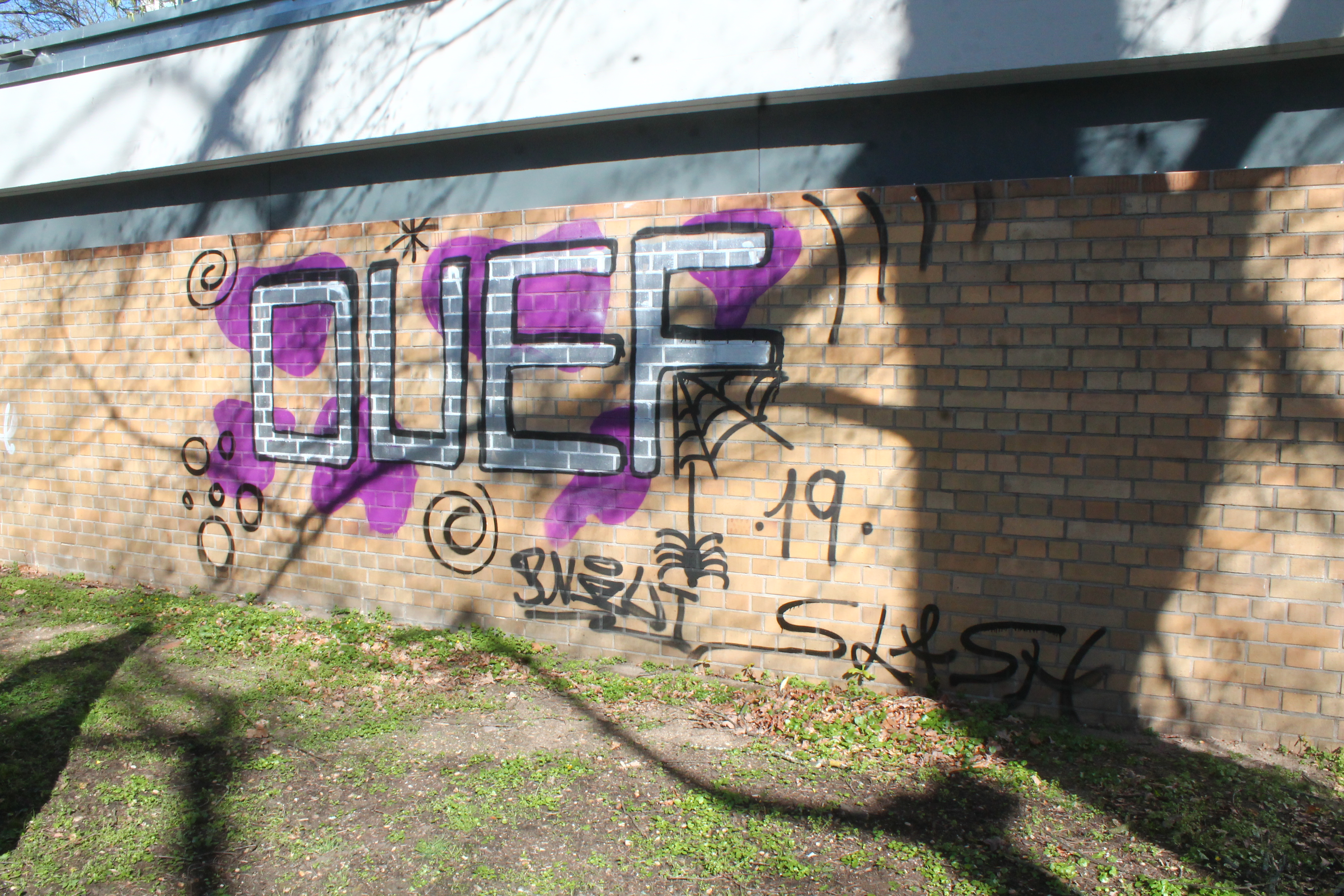 Graffiti entfernen von Klinkermauer