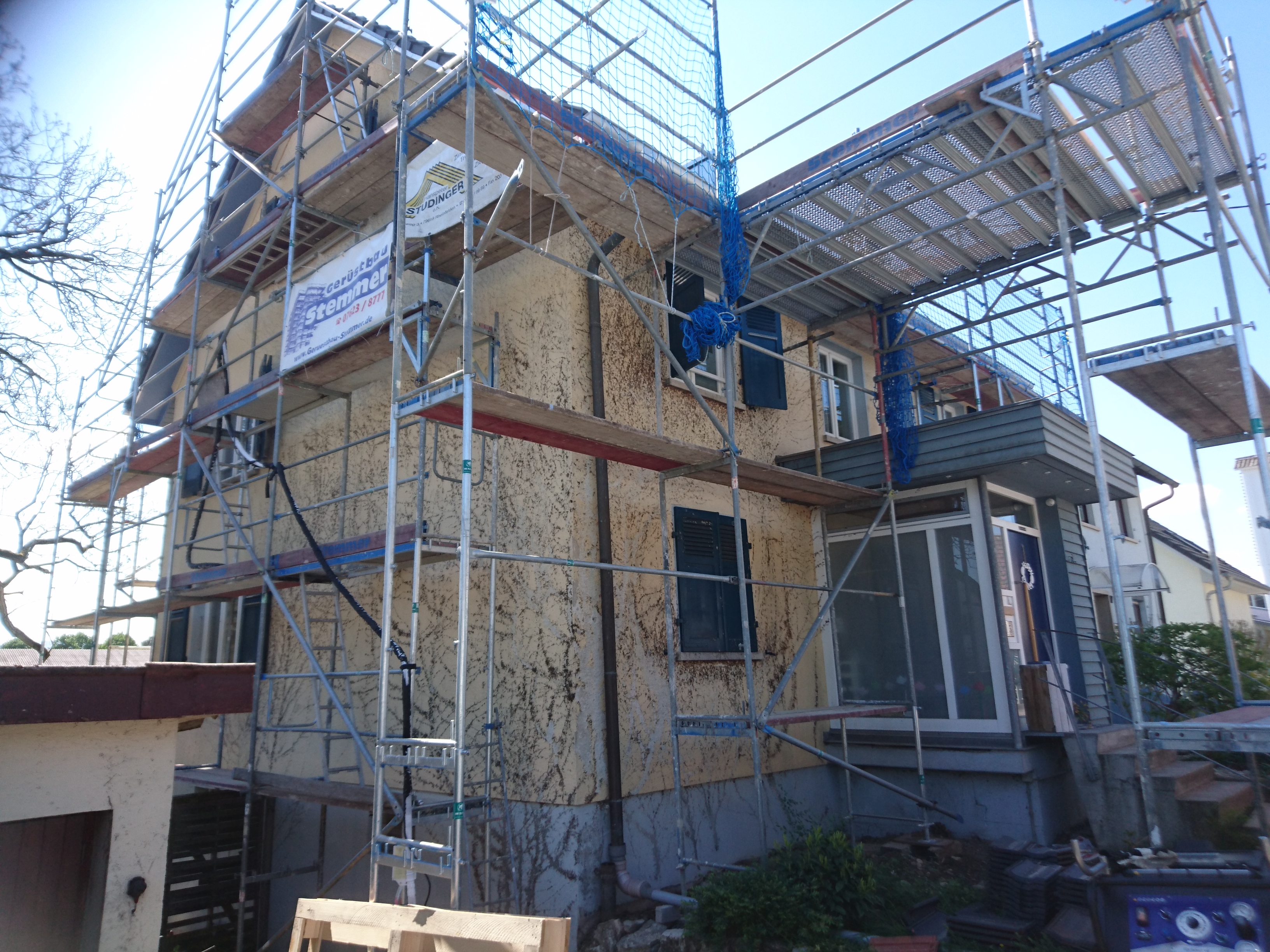Hausfassade mit Efeu