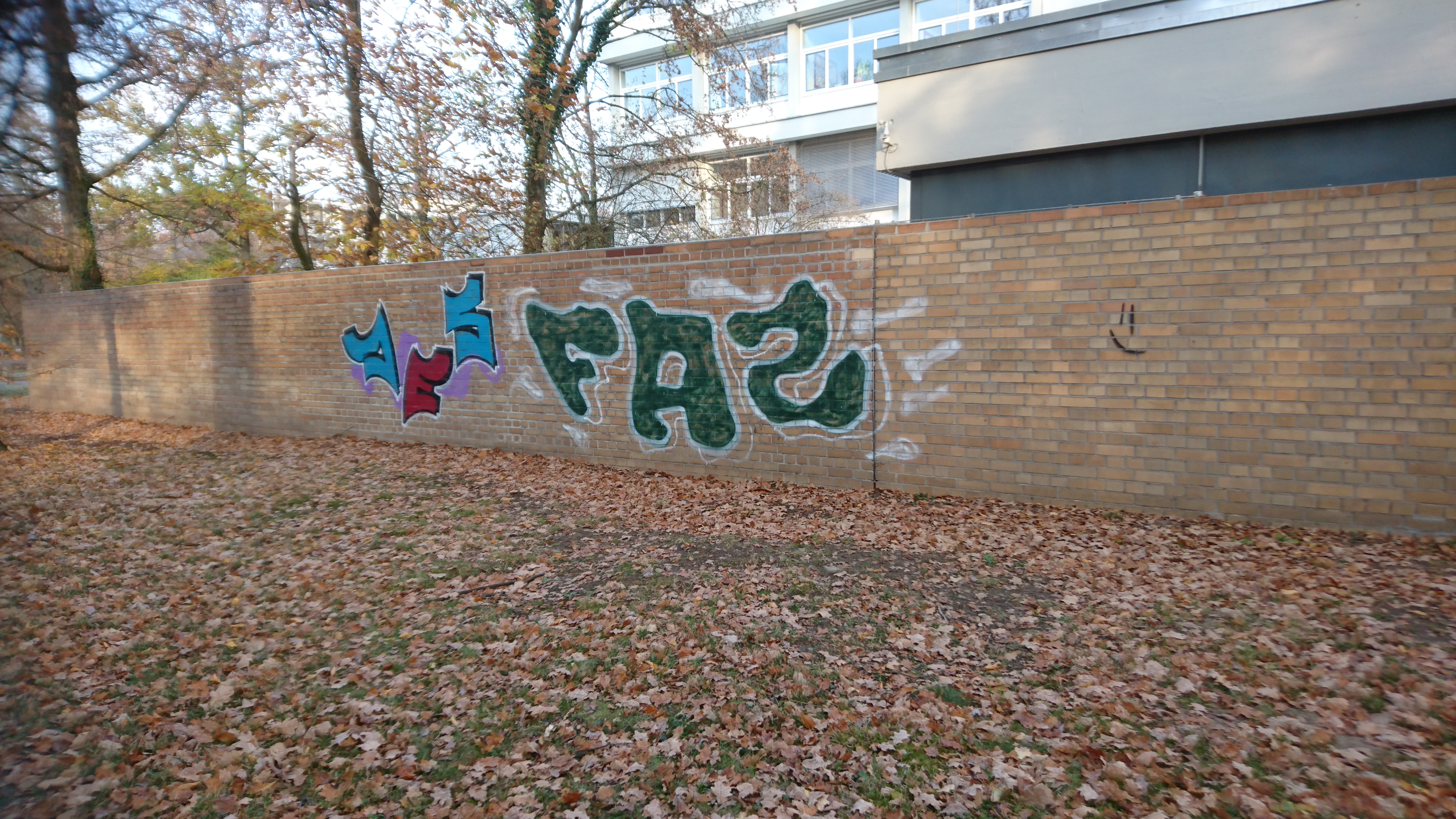 Graffiti auf Klinkersteinmauer
