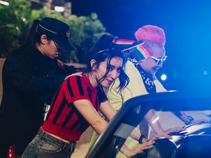 ETtoday星光雲|Lara和友人夜遊兜風 半路遭警察攔下帶上警車...照片曝光!