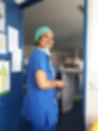 Véronique Vinchent en tenue d'infirmière, illustrant son expertise médicale au service de l'accompagnement périnatal.