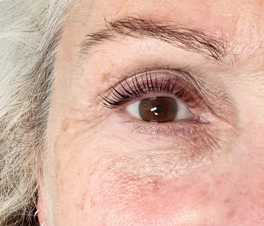 Lash lift behandling på kvinna med mogen hud – naturligt franslyft