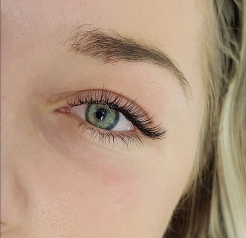 Mixfransar för en balanserad franslook – fransförlängning Göteborg