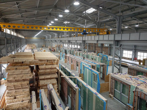 Fabrikinterieur zeigt die Produktion von vorgefertigten Bauelementen für Häuser.