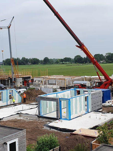Vorgefertigte Module werden mit Kränen und Teamarbeit vor Ort installiert.