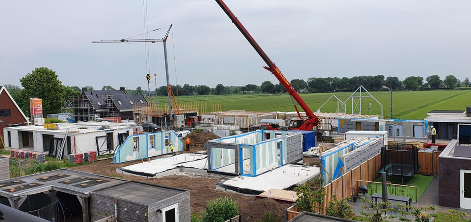 Vorgefertigte Module werden mit Kränen und Teamarbeit vor Ort installiert.