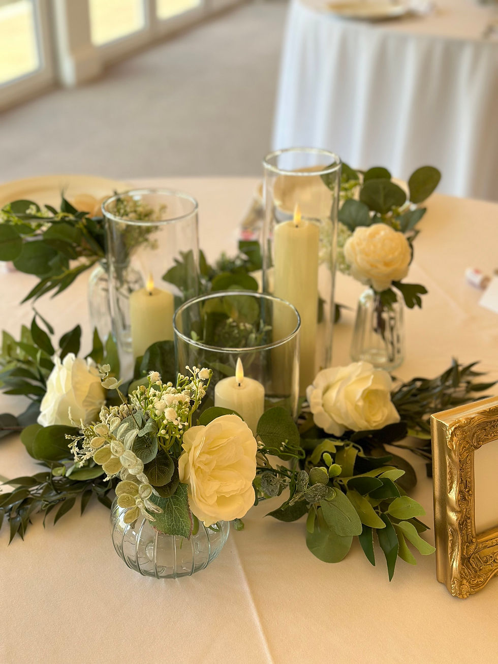 Thumbnail: Trio cylinder with candles and single stems