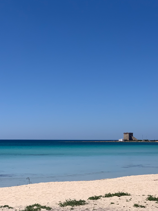 Spiaggia di Torre Lapillo con sabbia chiara e fondali bassi, vicino alla Casetta di Gisel, casa vacanze ideale per coppie a Nardò, Salento.