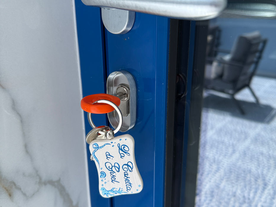 Primo piano delle chiavi e portachiavi di ceramica della Casetta di Gisel, casa vacanze per coppie nel Salento a Nardò.